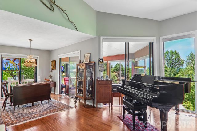 138 Woodbridge Drive, Hendersonville, NC 28739