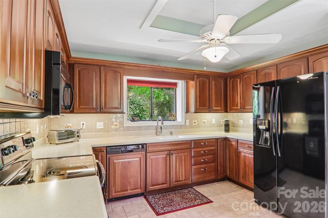 138 Woodbridge Drive, Hendersonville, NC 28739