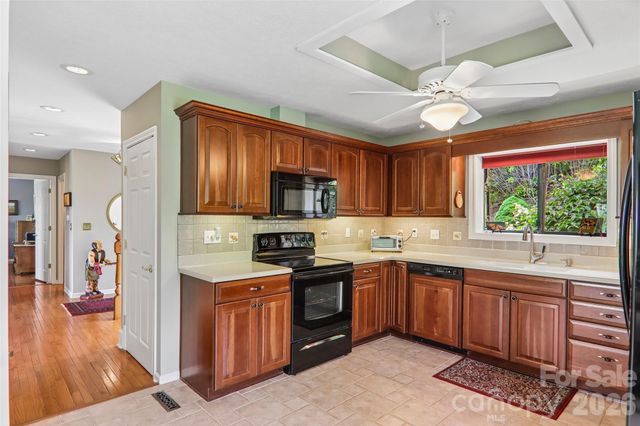 138 Woodbridge Drive, Hendersonville, NC 28739