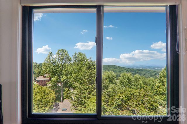 138 Woodbridge Drive, Hendersonville, NC 28739