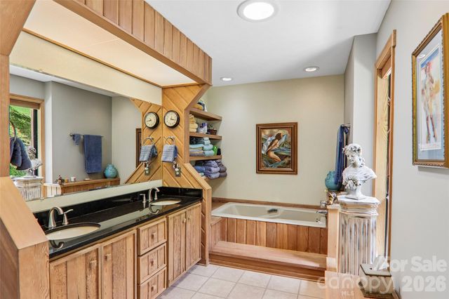 138 Woodbridge Drive, Hendersonville, NC 28739