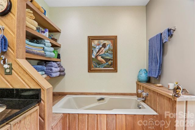 138 Woodbridge Drive, Hendersonville, NC 28739
