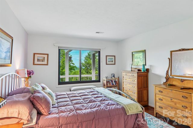 138 Woodbridge Drive, Hendersonville, NC 28739