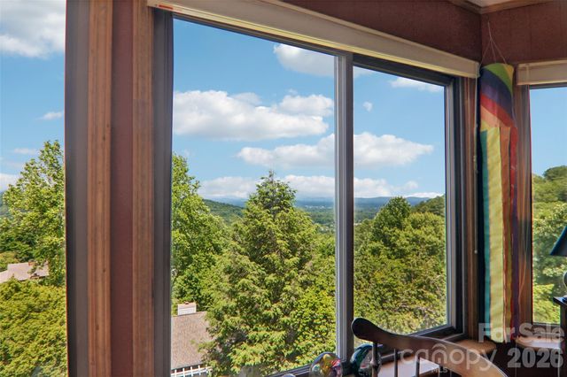 138 Woodbridge Drive, Hendersonville, NC 28739