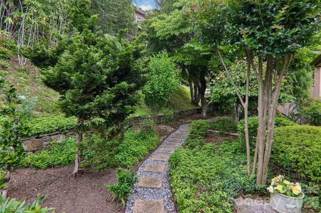 138 Woodbridge Drive, Hendersonville, NC 28739