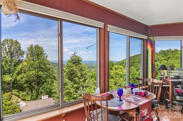 138 Woodbridge Drive, Hendersonville, NC 28739