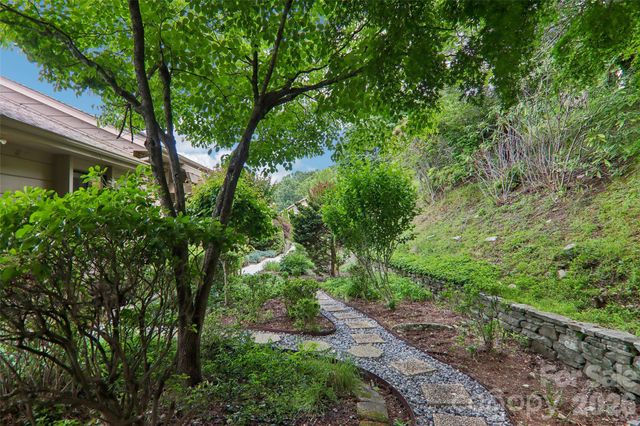 138 Woodbridge Drive, Hendersonville, NC 28739
