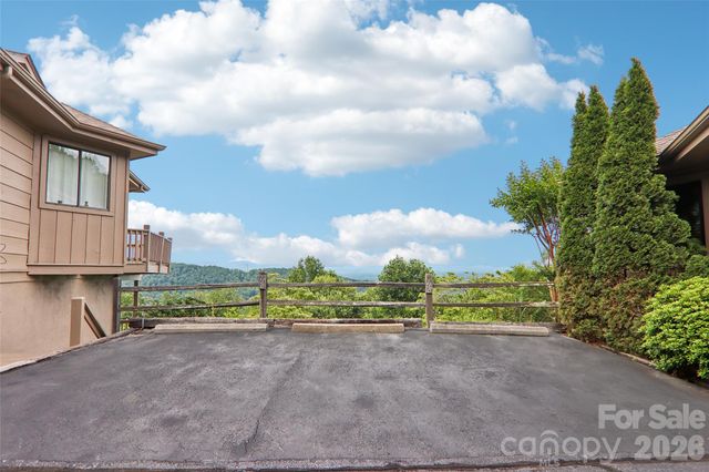 138 Woodbridge Drive, Hendersonville, NC 28739