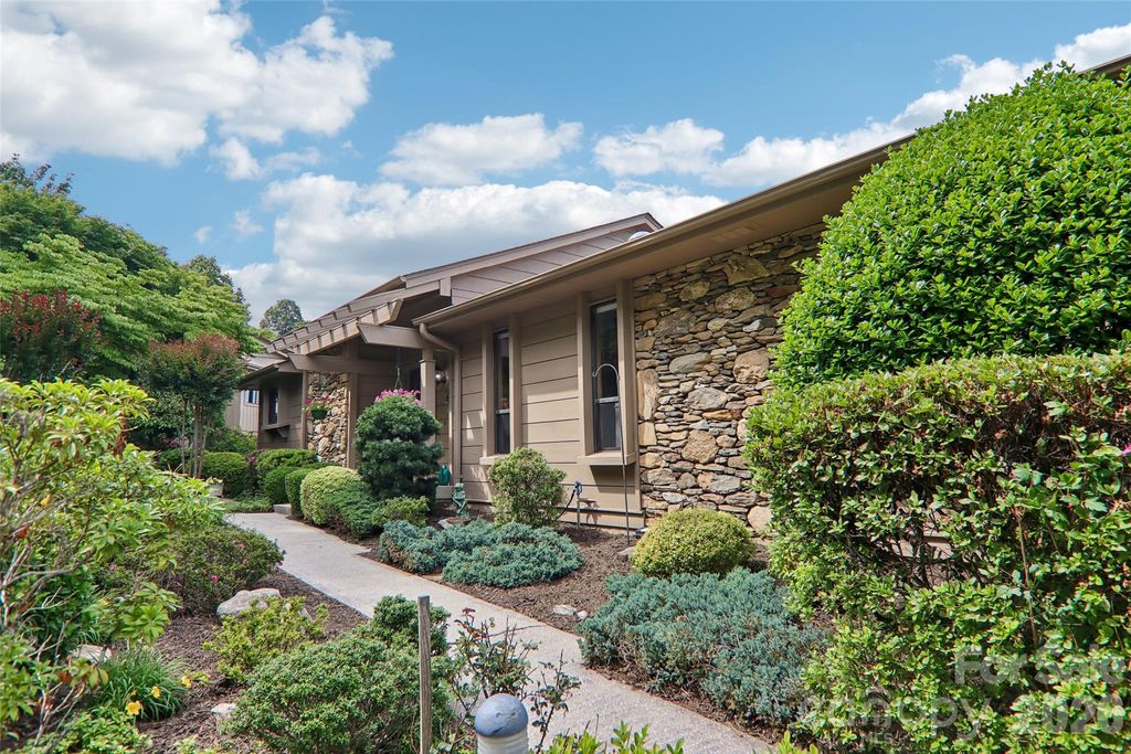 138 Woodbridge Drive, Hendersonville, NC 28739