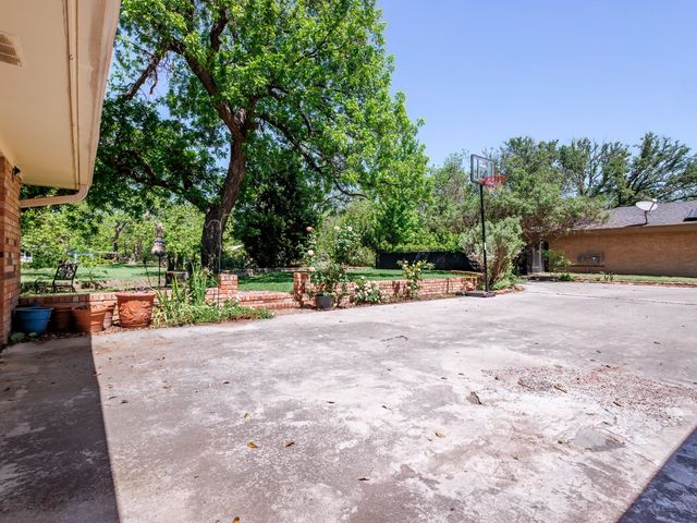 809 Brook Hollow Street, Brownwood, TX 76801