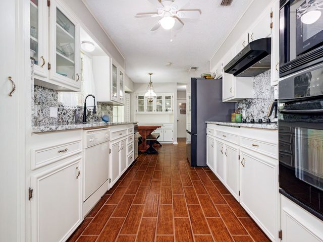 809 Brook Hollow Street, Brownwood, TX 76801