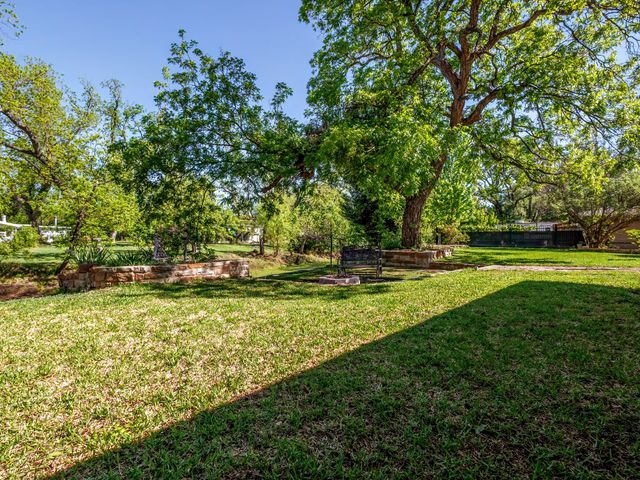809 Brook Hollow Street, Brownwood, TX 76801