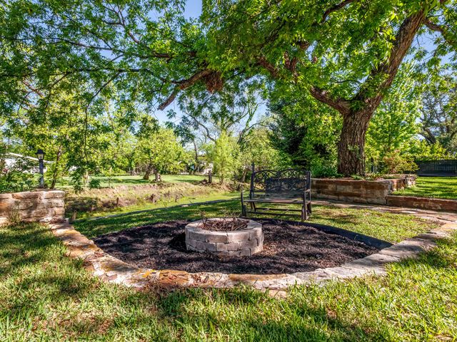 809 Brook Hollow Street, Brownwood, TX 76801