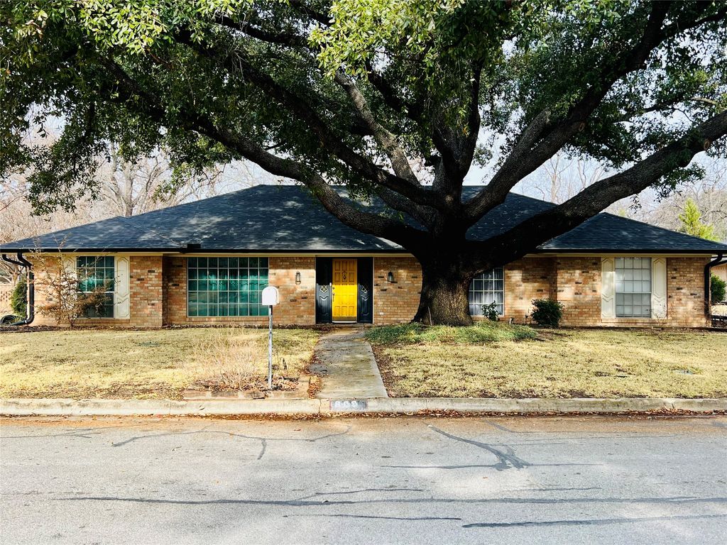 809 Brook Hollow Street, Brownwood, TX 76801