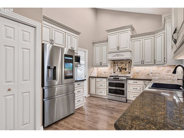 12604 Sw CREEKSHIRE Dr, Tigard, OR 97223