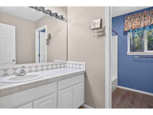 12604 Sw CREEKSHIRE Dr, Tigard, OR 97223
