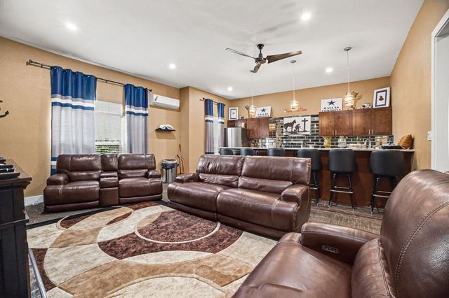 505 S Bluegrove Road, Lancaster, TX 75146