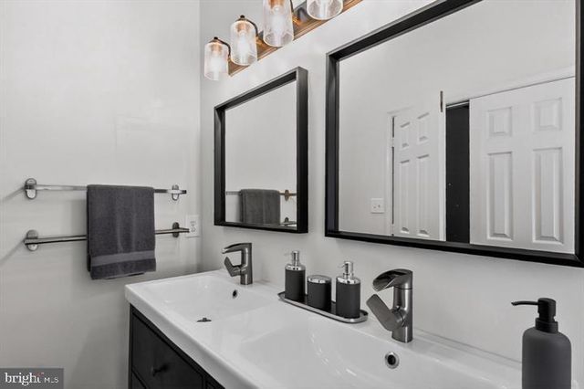 14647 SEASONS DR, Centreville, VA 20120