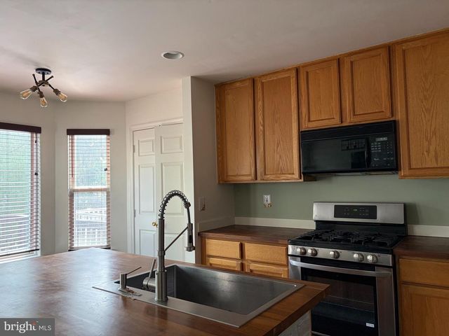 14647 SEASONS DR, Centreville, VA 20120