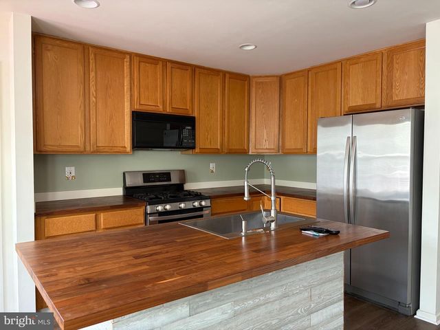 14647 SEASONS DR, Centreville, VA 20120