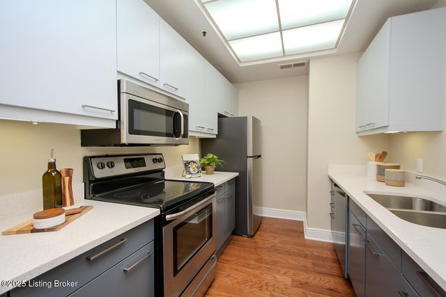 711 W Main St J, Louisville, KY 40202