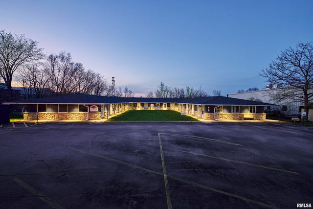 2906 W CENTRAL PARK Avenue, Davenport, IA 52804