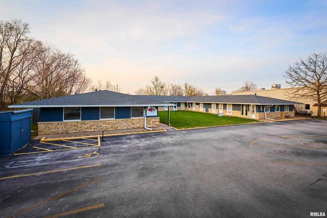 2906 W CENTRAL PARK Avenue, Davenport, IA 52804