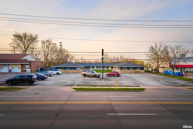 2906 W CENTRAL PARK Avenue, Davenport, IA 52804