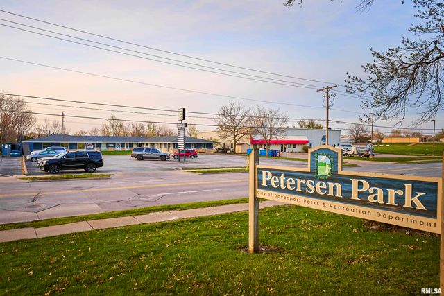 2906 W CENTRAL PARK Avenue, Davenport, IA 52804