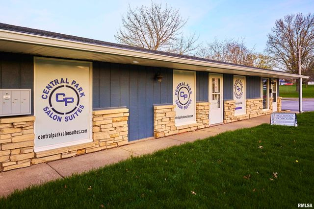 2906 W CENTRAL PARK Avenue, Davenport, IA 52804