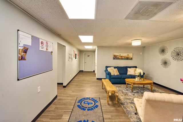 2906 W CENTRAL PARK Avenue, Davenport, IA 52804