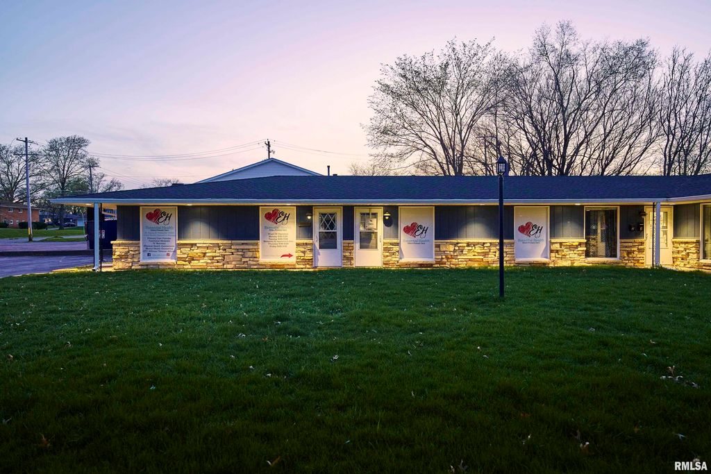 2906 W CENTRAL PARK Avenue, Davenport, IA 52804