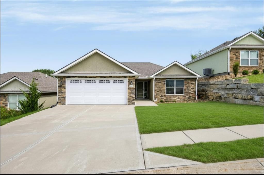 905 Ingleside Drive, Pleasant Hill, MO 64080