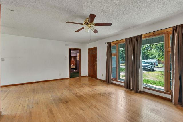1514 W 16th St N, Wichita, KS 67203
