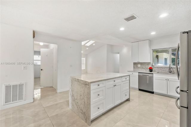 10823 NW 7th St, Coral Springs, FL 33071