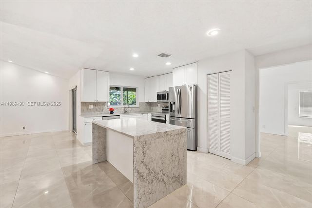 10823 NW 7th St, Coral Springs, FL 33071