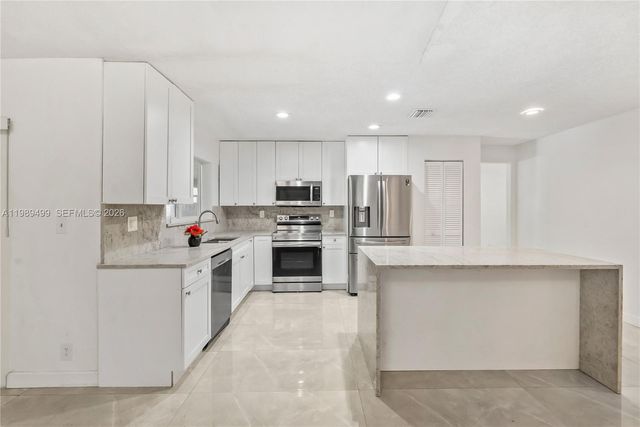 10823 NW 7th St, Coral Springs, FL 33071