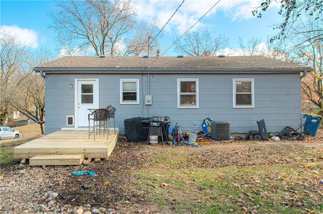 1108 S Prairie Street, Liberty, MO 64068