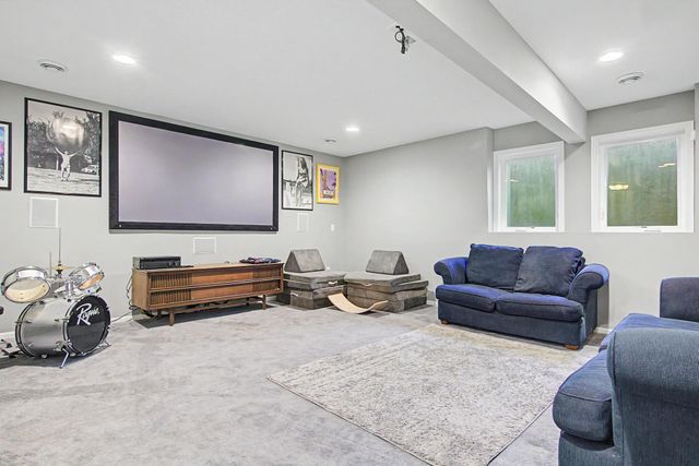 4640 Nine Mile Creek Parkway, Bloomington, MN 55437