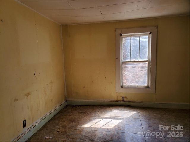 28 Plemmons Street, Canton, NC 28716