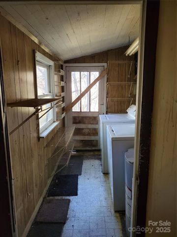 28 Plemmons Street, Canton, NC 28716