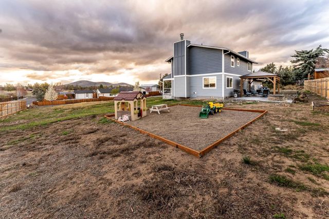 3388 SW 46th Street, Redmond, OR 97756