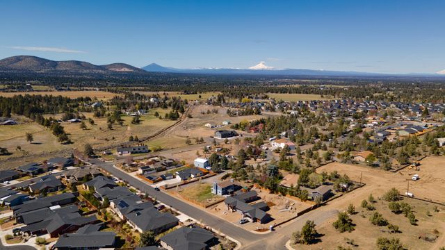 3388 SW 46th Street, Redmond, OR 97756