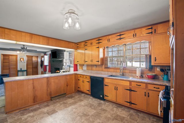 502 NW Pine Street, Hartselle, AL 35640