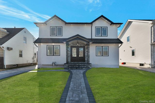 9 Park E, New Hyde Park, NY 11040