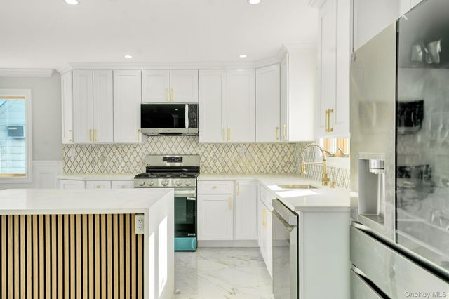 9 Park E, New Hyde Park, NY 11040