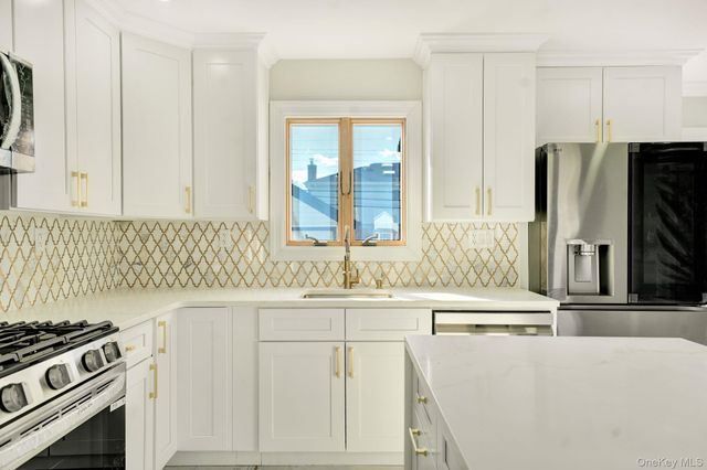 9 Park E, New Hyde Park, NY 11040