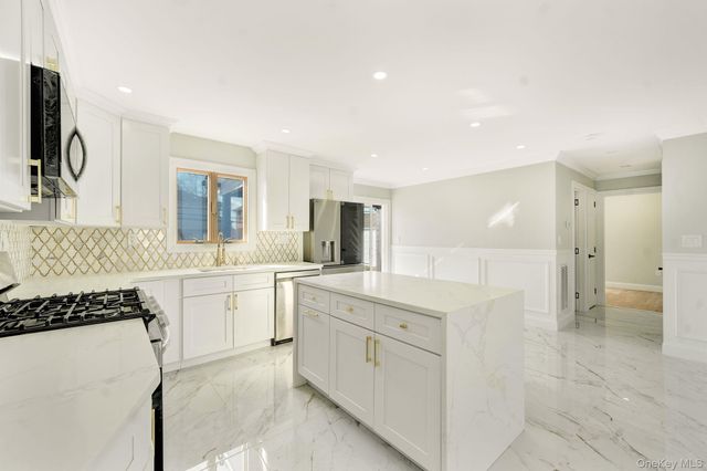 9 Park E, New Hyde Park, NY 11040