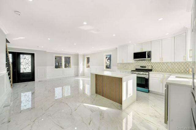 9 Park E, New Hyde Park, NY 11040