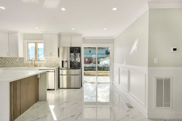 9 Park E, New Hyde Park, NY 11040